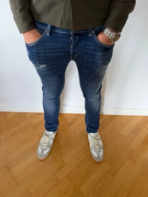 Dondup George jeans - Säljer ett par feta Dondup George jeans i storlek W34, modellen är ca 187cm. Nypris: 3400kr, vårt pris: 849kr! Skriv vid funderingar!