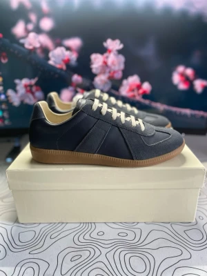 Maison Margiela gats - Säljer dessa riktigt snygga Maison Margiela Gats i storlek 43! Skorna är gjorda i skinn och mocka. Skorna har färgen Navy och är i mycket fint skick! Säljer dem eftersom dem var lite för små! Hör av er ifall ni har några frågor eller liknande! ⭐️