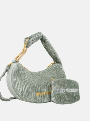  Juicy Couture väska -  axelväska från Juicy Couture i mjuk grön sammet med guldfärgade detaljer och logotyp framtill. Väskan har en rundad form, bred axelrem och matchande liten necessär som kan fästas på väskan. Använd endast en gång, i nyskick. Kan skicka bilder och video på väskan vid intresse men den ser exakt ut som bilderna här :) 