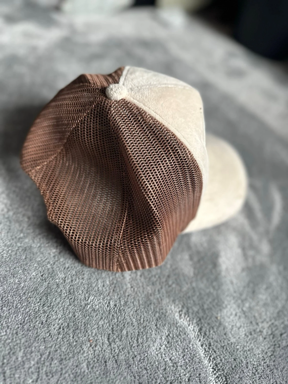 Beige och brun truckerkeps med tryck - 1