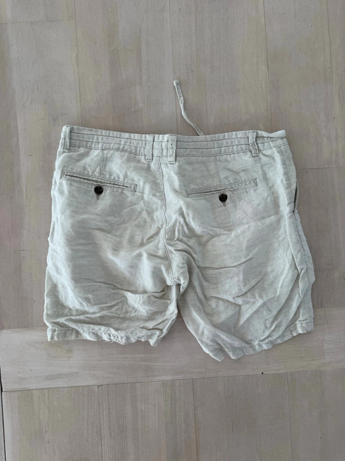 Beiga linneshorts med snörning - 1