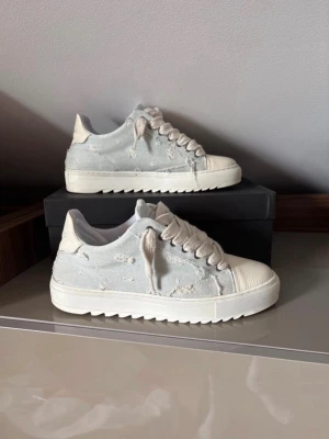 Numeris denim skor - Snygga ljusblå sneakers från Numeris med slitna detaljer och tjock vit sula. Jättebra skick och sparsamt använda.