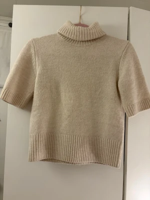 Beige stickad polotröja H&M - Säljer en beige stickad polotröja från H&M, stolrek S
