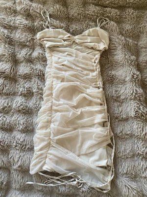 beige/creme färgad Oh Polly klänning - Säljer supersnygg beige/creme kort klänning från Oh Polly perfekt för fester. Har bara används en gång och är i fin skick förutom att den har  en liten fläck men det inget som syns när den är på. säljer pga den inte får plats på mig. Skriv t mig innan ni köper!🤍(ungefär storlek S)