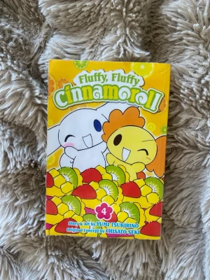 Fluffy Fluffy Cinnamoroll Volym 4 - Fluffy Fluffy Cinnamoroll manga volym 4. Är i bra skick förutom att insidan är lite riven men det går att läsa. Är lite deformerad på utsidan också. Säljer pga tappat intresse. skriv innan ni köper🤍