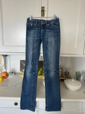 Lågmidjade jeans från Miss Me - Storlek XXS — små fläckar men kan förmodligen tvättas bort
