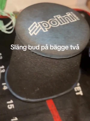 Polini luftfilter svarta - Säljer två svarta luftfilter från Polini med rundad form och tydlig logga på ovansidan. Tillverkade i skumgummi, perfekta för dig som vill uppgradera din moped eller scooter. Skriv om du har frågor eller vill lägga bud!