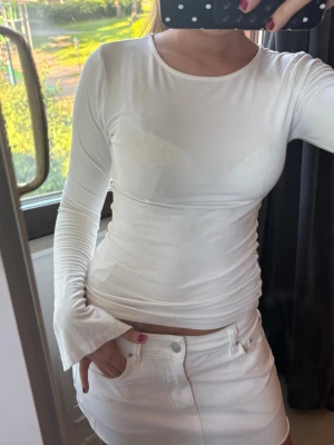 Vit långärmad tröja - Säljer en vit långärmad topp med slitning vid handleden🤍🤍