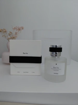 Sisology Etre Toi  - Top notes: Freesia, Peach Heart notes: Rose Base notes: Patchouli, Wood, Amber 