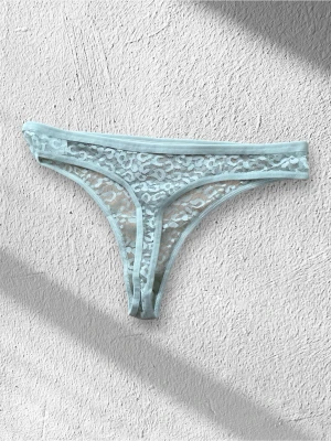 Turkos  spetsstringtrosa - Säljer en turkos  stringtrosa i transparent spets. Trosan har tunna kanter och en låg midja som ger en snygg och modern look. Perfekt för dig som gillar feminina detaljer och en lätt känsla.