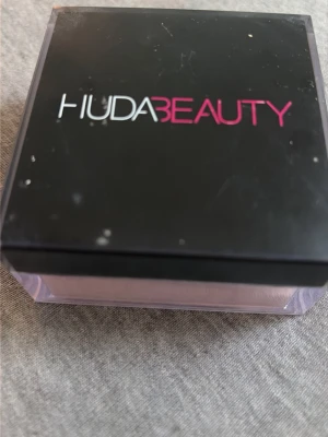 Huda Beauty löspuder  - Rosa löspuder från Huda Beauty. Perfekt för att fixera sminkbasen och ge en matt finish. 