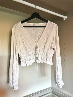 Blus - Långärmad, somrig blus.