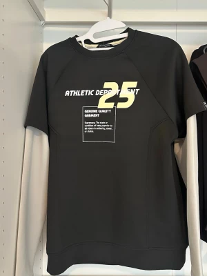 Svart sweatshirt  - svart sweatshirt. Tröjan har rund halsringning och är tillverkad i ett mjukt material, perfekt för en sportig look.