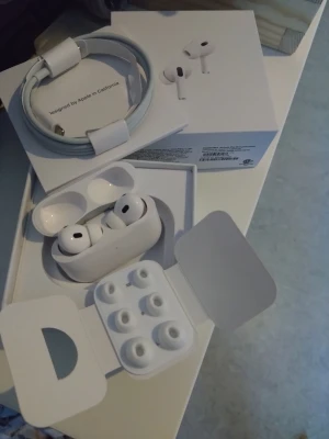 Airpods Pro 2nd Generation  - Säljer ett par vita Apple AirPods Pro med trådlöst laddningsetui. Hörlurarna har silikonproppar i olika storlekar, stilren design och levereras med originalkartong, laddningskabel och extra öronproppar. Perfekta för musik, samtal och träning. Serienummer finns.