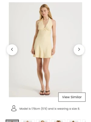 Halter Mini Slip Dress i gul - Klänning använd en gång, köpt på Myer i Australien med märket There After. Storlek är 8 dvs 36 i svensk storleks nypris är 99.95 AUD =665kr. Perfekt för midsommar! 100% viskos 