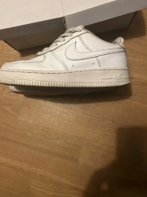 Nike Air Force 1 - Ett par klassiska Nike Air Force 1 i bra skick.