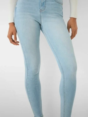 Ljusblå skinny jeans med hög midja - Snygga ljusblå skinny jeans med hög midja och klassisk femficksdesign. Jeansen har en tight passform och är tillverkade i stretchigt denimtyg som sitter bekvämt. Perfekta att matcha med en crop top eller hoodie.