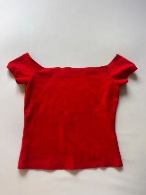  Off shoulder topp Bikbok - Säljer en jättesnygg röd off shoulder topp från Bikbok i storlek S❣️