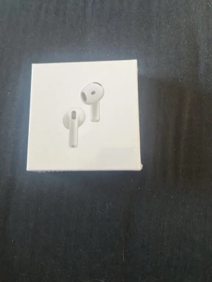 Apple AirPods 4 - Säljer ett par oöppnade vita Apple AirPods 4. Fick dessa också i present men har ett par som jag använder.    Pris kan diskuteras vid snabba affärer