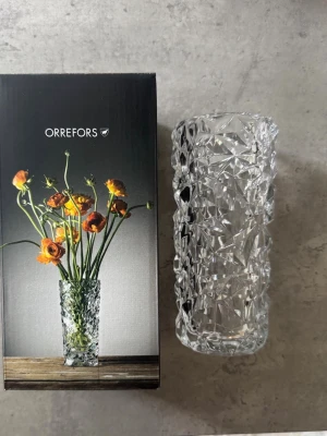 Orrefors Carat Vas - Säljer denna helt nya Orrefors Carat Vas designad av Lena Bergström.  Höjd: 18cm  Samfraktar vid köp av fler varor!