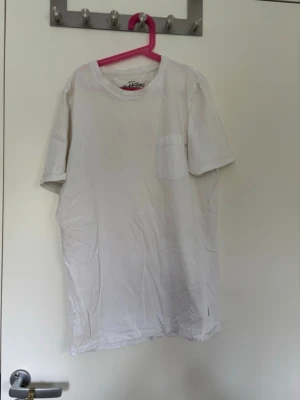 T-shirt  - T-shirt som är i ett bra skick, tecken på användning 