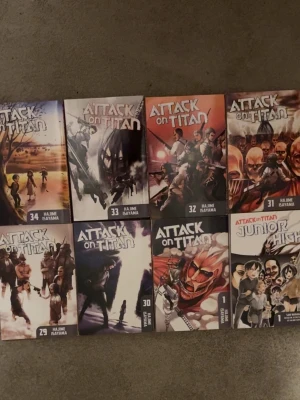 Attack on Titan manga volymer - Säljer flera volymer av mangan Attack on Titan av Hajime Isayama, inklusive volym 1, 29-34 samt Junior High. Böckerna har färgstarka omslag med actionfyllda illustrationer och är tryckta i mjukpärm. Perfekt för dig som gillar spännande och dramatiska berättelser.