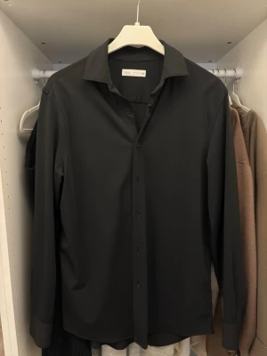 Zara skjorta - Svart polyester skjorta. Oanvänd