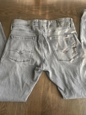 Grå jeans från Replay W31 & L32 - Säljer ett par grå jeans från Replay PRISET KAN DISKUTERAS 