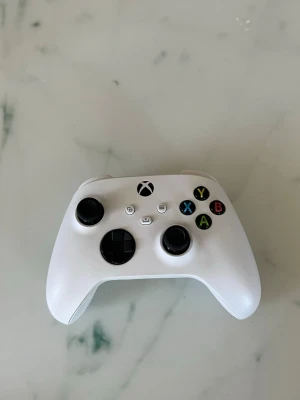 Vit Xbox kontroll  - Den är i mycket bra skick den har inga repor och skador 