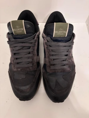 Valentino rockrunners. - Säljer dessa jätte snygga valentino rockrunners i storlek 40,5, skriv om frågor😊