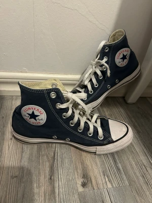 Converse All Star blå high tops - Klassiska Converse All Star high tops i marinblå och är i bra skick!