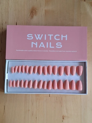 Switch Nails Peach Please - Använda Switch Nails i formen Almond Short. Modellen/färgen heter Peach Please.