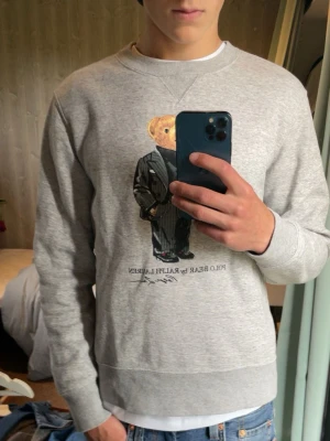 Polo bear Ralphlauren sweatshirt  - Welcome, säljer nu denna snygga sweatshirt från poloralphlauren, bra skick och inprincip noll slitningar, grabben på bilden är 175 och väger ca 63kg. Tveka inte att höra av dig vid funderingar!