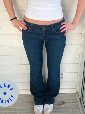 Mörkblåa bootcut jeans - Mörkblåa jeans ifrån 7 for all Mankind i storlek XS!! Kolla sista bilden för mått! 