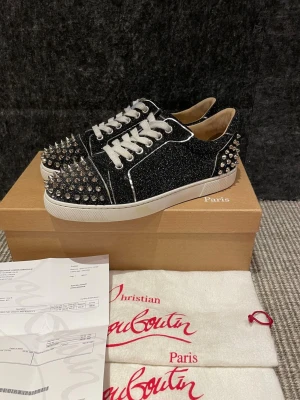 Christian Louboutin skor - Hej, säljer nu dessa svin snygga Christian Louboutin skor. Skorna är i grymt skick!  Begränsat antal boxar och dustbag. Hör av dig vid frågor.