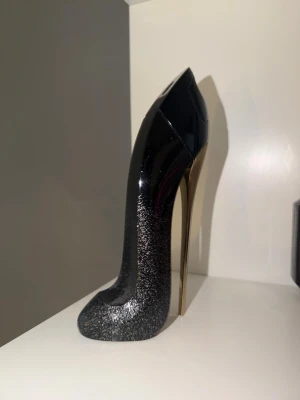 Carolina Herrera good girl supreme 50 ml - Fick i present men den har inte kommit till användning, använt bara ett fåtal gånger. Bara att skicka meddelande om du vill ha fler bilder 💕