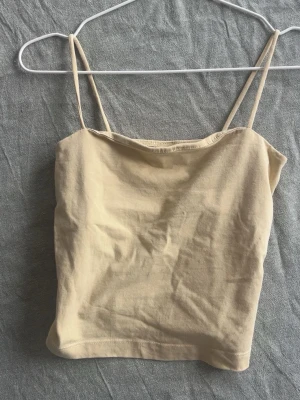 Beige linnetopp från Gina Tricot - Säljer en ljus gul söt topp. Perfekt nu till sommaren💗