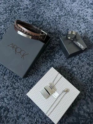 Smycken - Halsband från Edblad(300kr), armband från Arock-ICON(200kr), ring från Arock-WALTER(200kr). Allt i toppenskick gjorts ett extra hål i Arock armbandet inget man lägger märke till. Köper man allt(500kr).