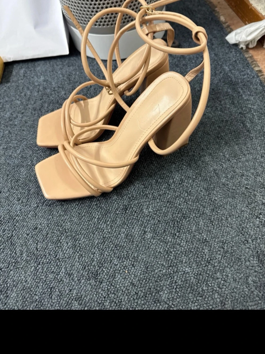 Beige sandaletter med blockklack - 2