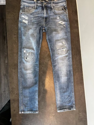 Replay anbass "10years aged" - Blåa Replay anbass"10 years aged" jeans stolek W30 L32, Nypris 1999. Pris kan diskuteras 