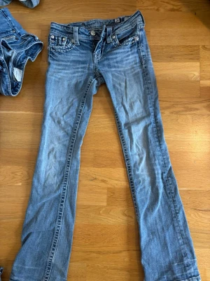 Utsvängda Miss me jeans strk 32 - Snygga utsvängda jeans som köptes på Karlaplan loppis för ca 1år sedan. Det är använda men i gott skick, tyvärr så passar dem inte längre. Storlek xs/32