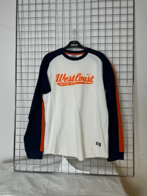 Nike - baseball t-shirt - Denna vara kommer att auktioneras ut på på Humana x Plick Live den 25 juni klockan 19:30