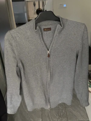 Merinoull tröja från stenströms  - Grå ziptröja från stenströms i skön merinoull.