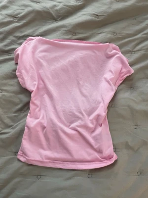 Ljusrosa topp med öppen rygg - Supersöt ljusrosa kortärmad topp med öppen rygg, Storlek xs❤️