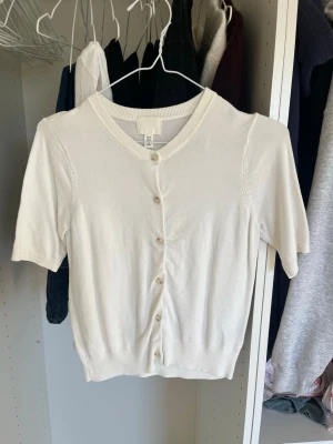 stickad kofta från h&m - kortärmad stickad kofta från h&m, använd fåtal gånger