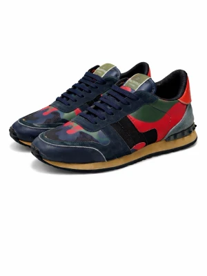 Valentino Garavani  - Färgstarka sneakers från Valentino med camomönster i blått, grönt, rött och svart. Skorna har ovandel i läder och textil, svarta snören och en beige sula med nitar på hälen. Perfekta för dig som vill sticka ut med din stil.