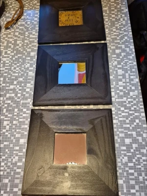 3 ST SPEGLAR TRÄ RETRO INDISKA VINTAGE - 3 st likadana fyrkantiga speglar i fina träramar. I nyskick. Kika gärna på alla mina andra retro antika annonser. 