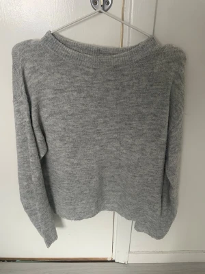 Stickad tröja  - Sparsamt använd, inga defekter 