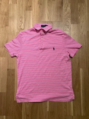 Ralph Lauren Pikétröja  - Ralph Lauren pikétröja för män. Storlek M och tröjan är nyskick, inga skador/slitage. Väldigt stilren och perfekt till sommaren. Hör av dig vid intresse/frågor. PRIS KAN DISKUTERAS!