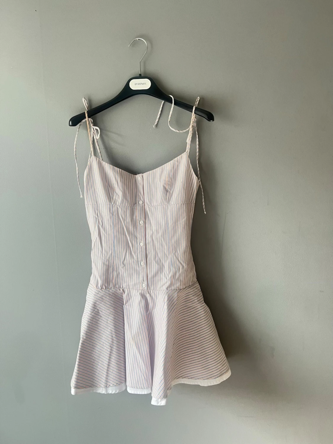 Randig kort klänning med knytband